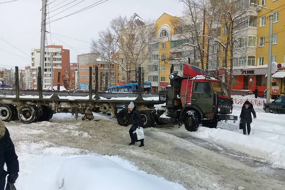 Правда иркутск. Иркутск грузовик перегородил дорогу.