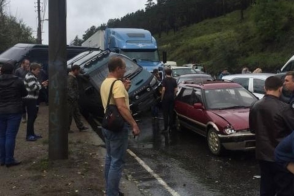 Дтп кайская гора иркутск сегодня. ДТП на Кайской горе Иркутск. ДТП сейчас на Кайской горе.