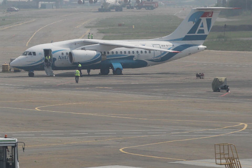 Самолет якутия иркутск. АН 148 Ангара. Взлетная полоса Иркутск аэропорт. Мирный Иркутск самолет. Аэропорт Мирный Якутия.