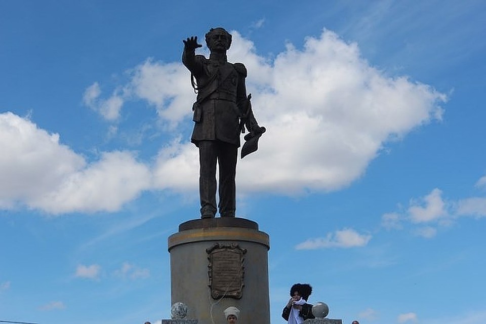 Памятник амурскому. Памятник н.н. Муравьеву"Амурскому в Благовещенске. Памятник Муравьеву-Амурскому Чита. Памятник Николаю Николаевичу муравьёву-Амурскому Благовещенск. Памятник генерал-губернатору Восточной Сибири Николаю Муравьеву-.